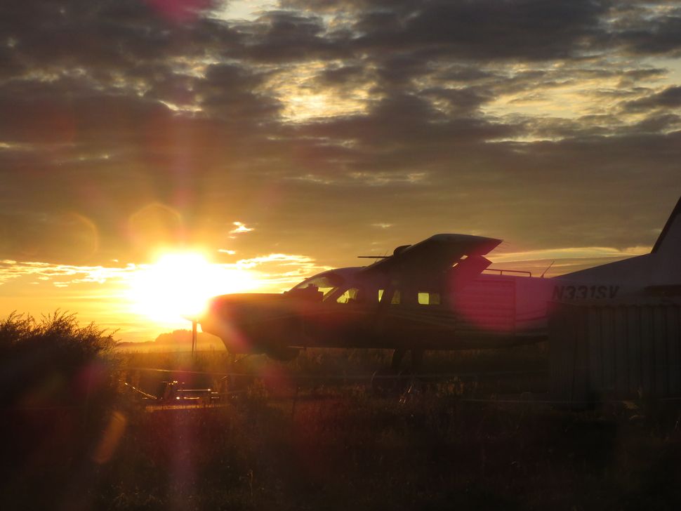 Flugzeug vor einem Sonnenuntergang